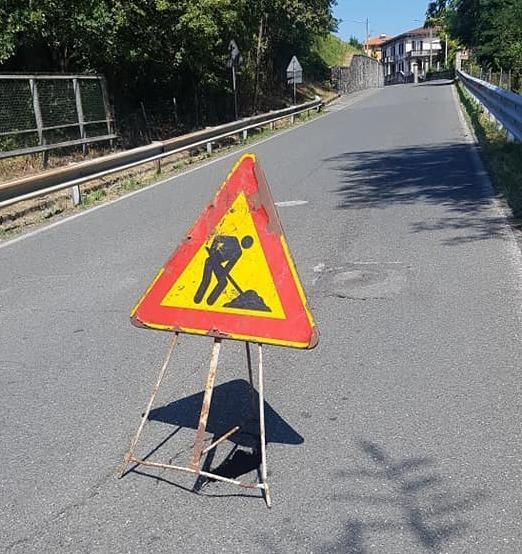 Sulla salita a Barbarasco c’è una buca nell’asfalto