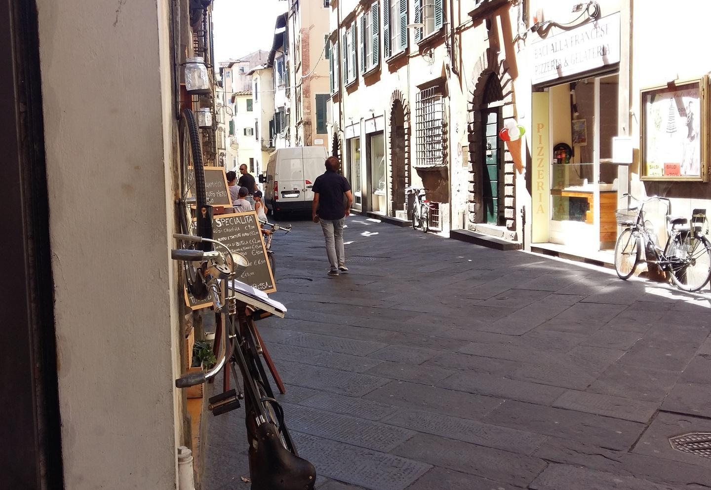 Auto contromano (e veloci) in via Santa Croce