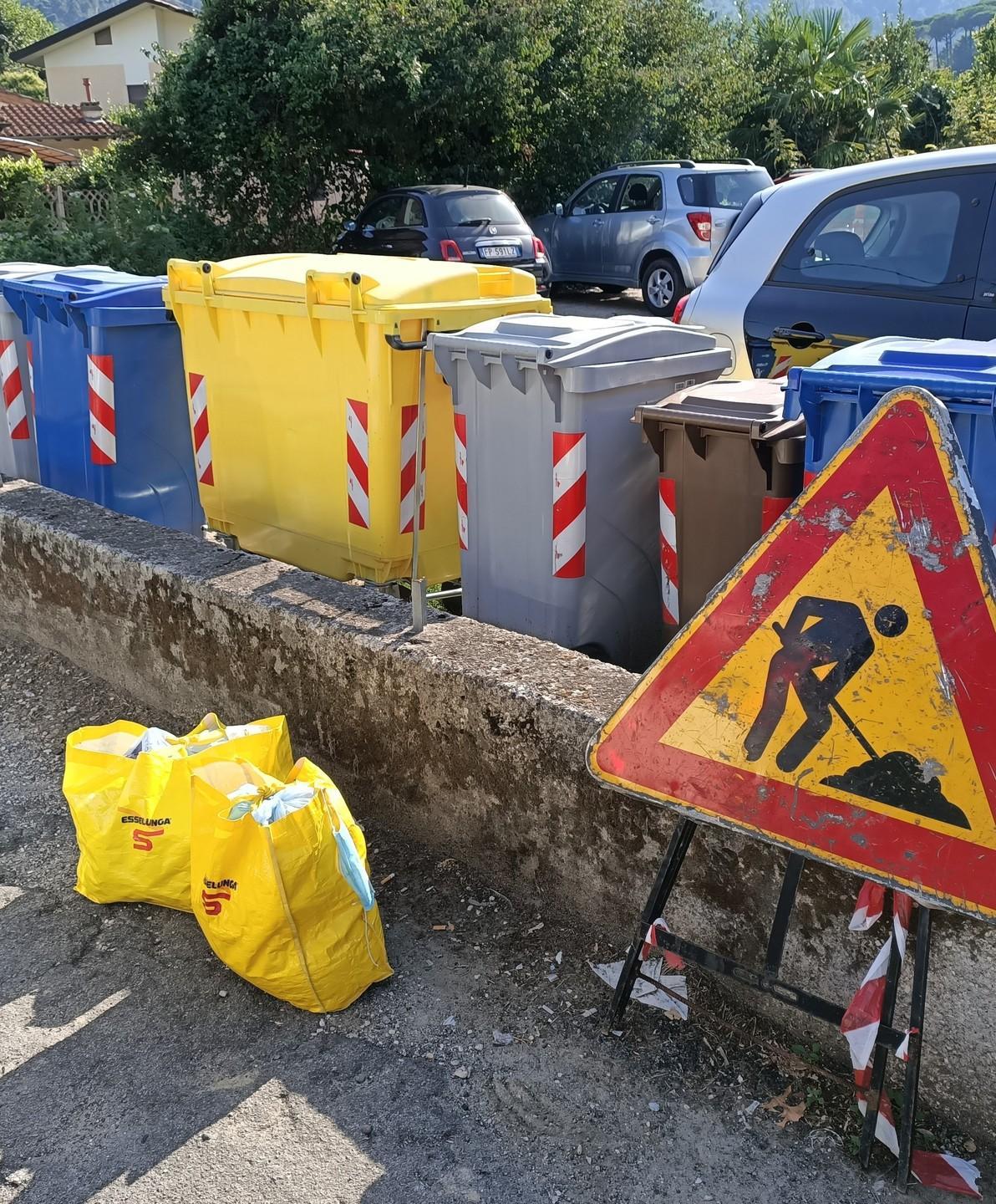 In via di Fondi rifiuti abbandonati: le proteste