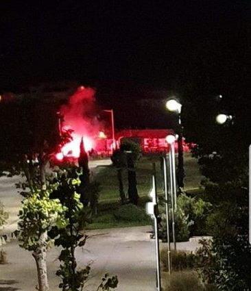 Accendono un bengala al Parco Centrale