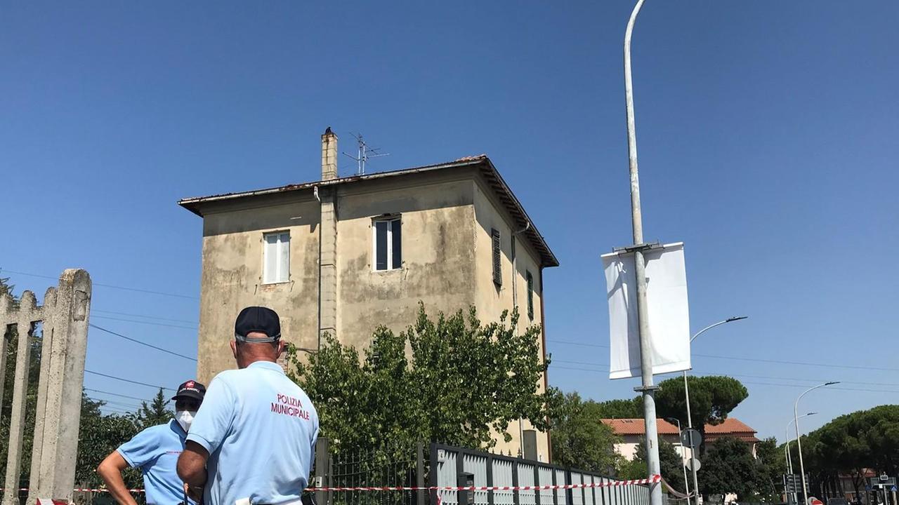 Compra casa e chiede perizia ai pompieri La palazzina si rivela inagibile: 2 evacuati