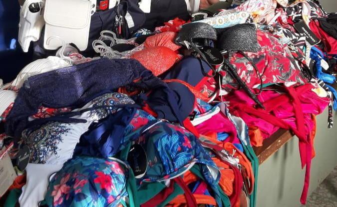 Maxi sequestro di costumi, giocattoli e occhiali da sole nelle località balneari