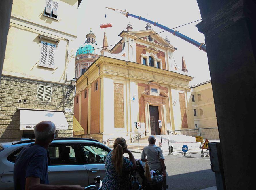 Il braccio di una gigantesca auto-grù sopra la cupola della chiesa di San Pietro 