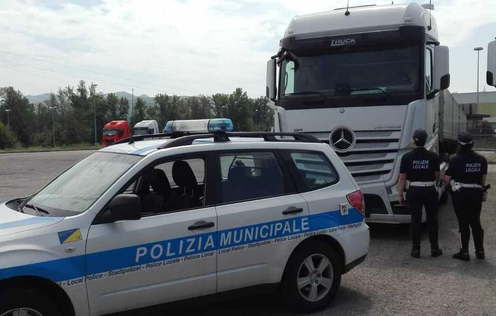 Guida un tir senza patente Mezzo sequestrato e multa