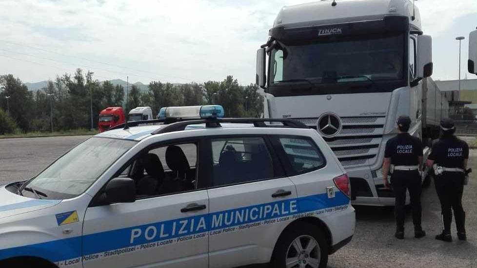 Guida un tir senza patente Mezzo sequestrato e multa