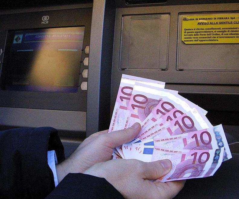 Truffa del bancomat Vende online le scarpe e gli spillano 500 euro 