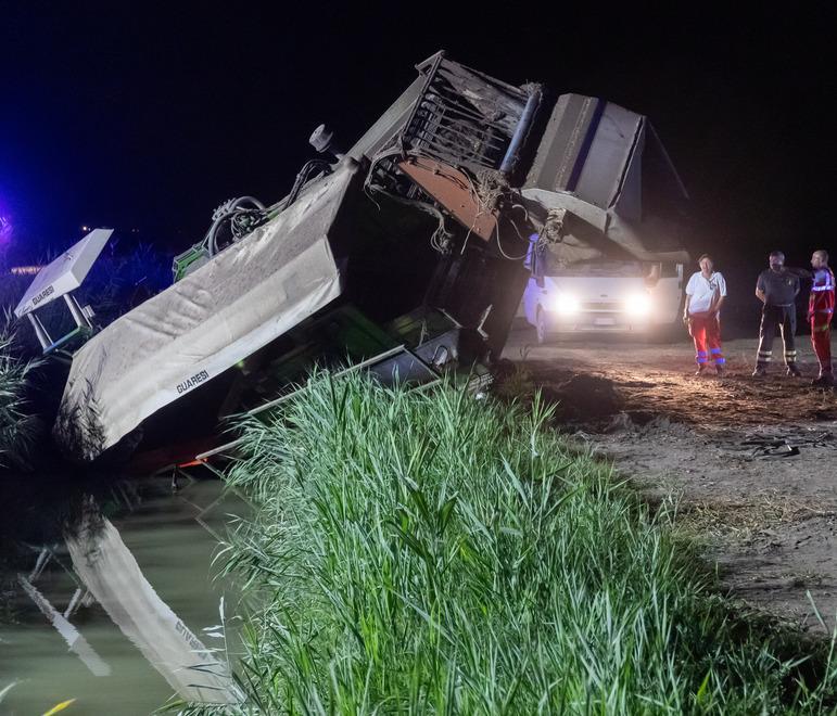 Mezzo agricolo in un canale Mistero nelle valli del Mezzano