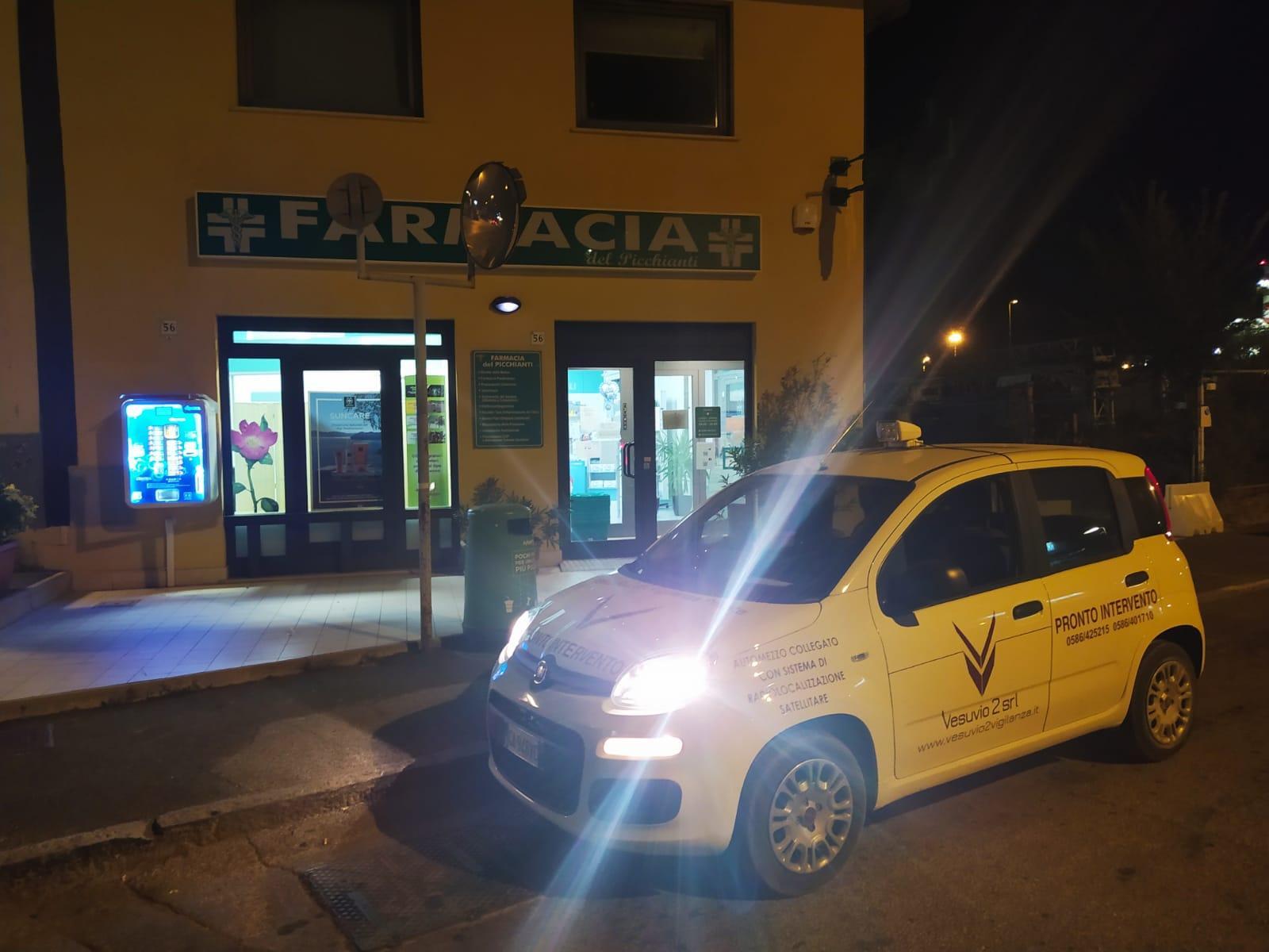 Una pattuglia della Vesuvio 2 davanti alla farmacia del Picchianti