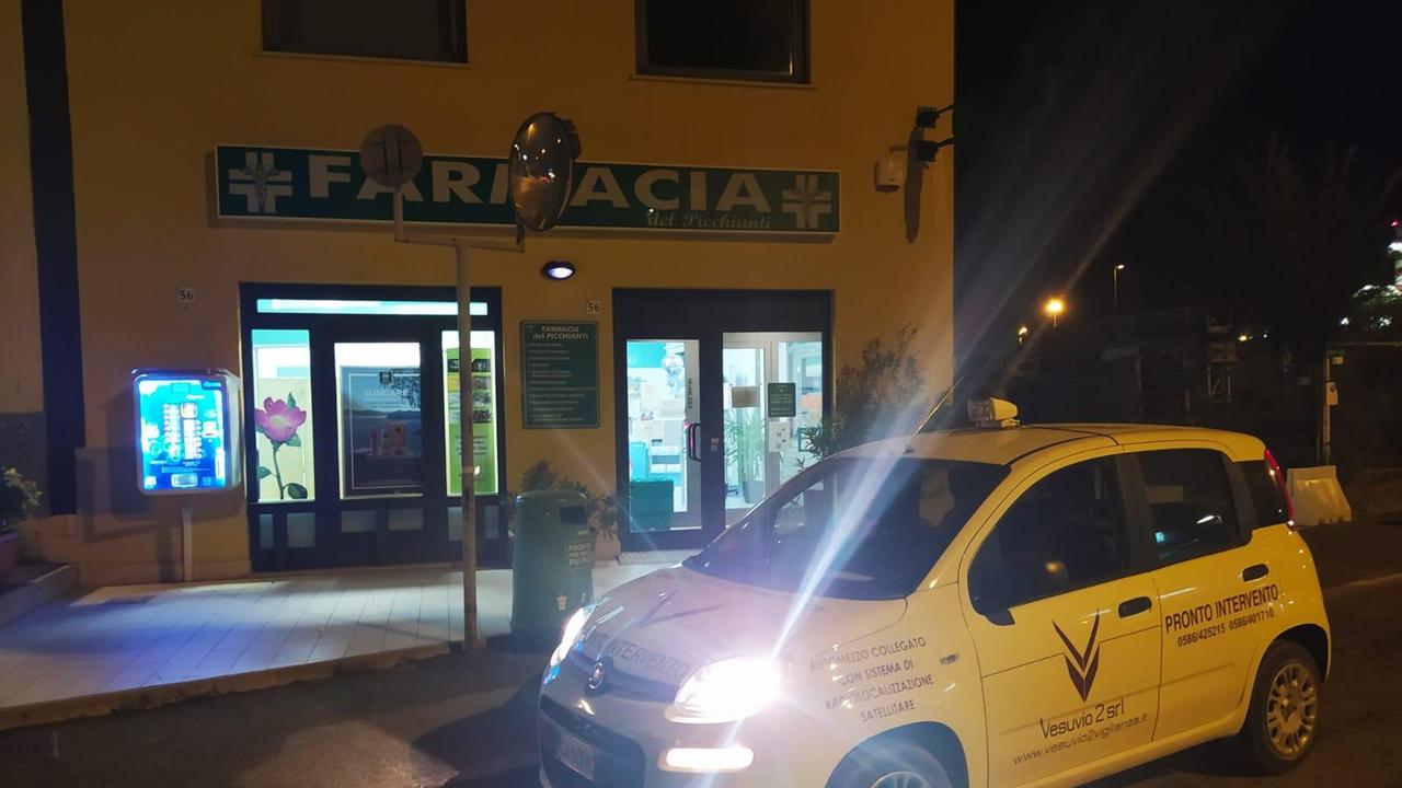 Una pattuglia della Vesuvio 2 davanti alla farmacia del Picchianti