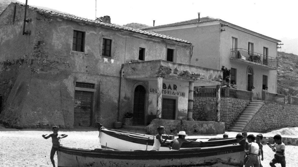 Isola del Giglio, Campese, 1959: la battaglia dei bambini sulla spiaggia dall'Archivio dei Fratelli Gori