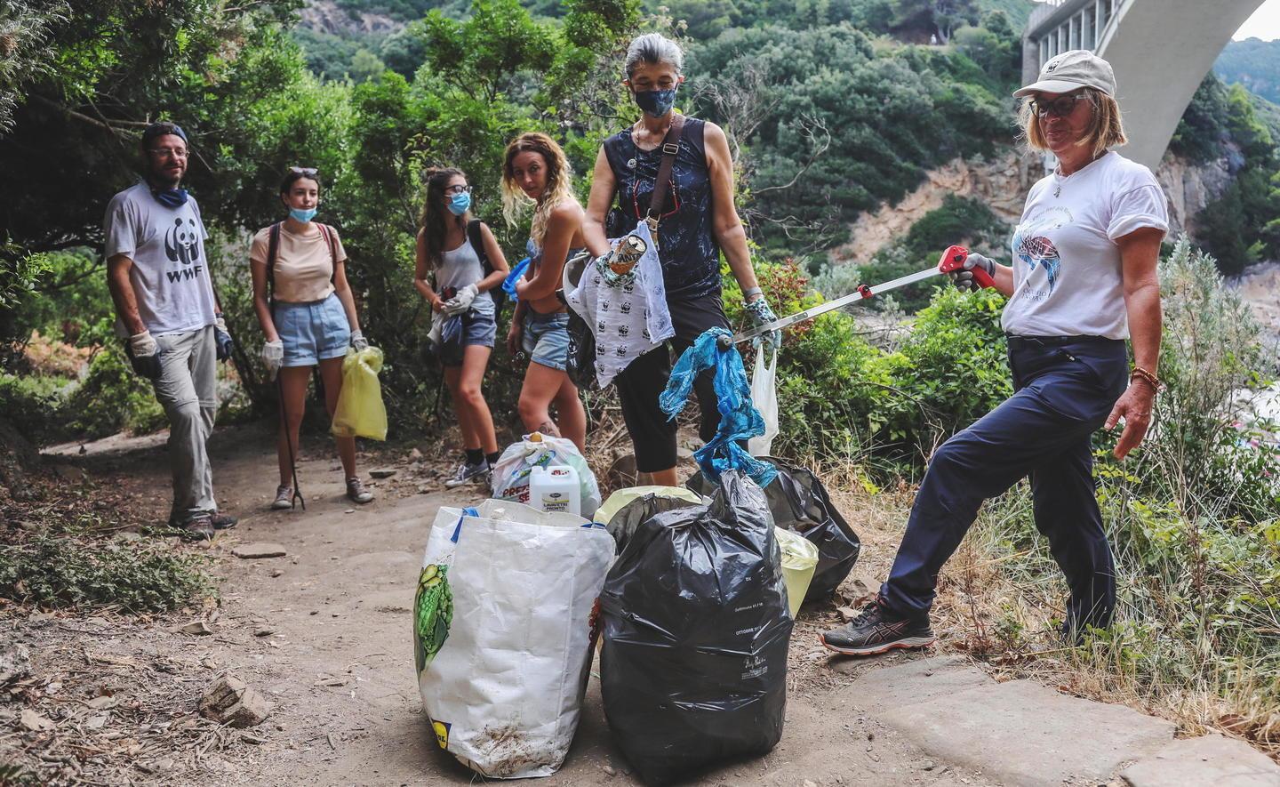 I volontari del Wwf al lavoro sui sentieri di Calignaia