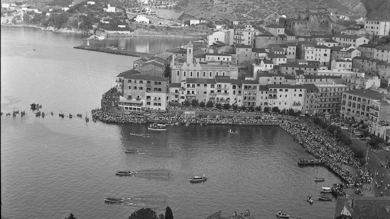 Porto Santo Stefano il palio marinaro del 1958 (Archivio Gori)