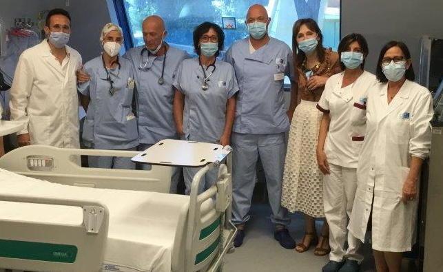 Il primario Stefano Buzzigoli (terzo da sinistra) nell’ultima foto con i colleghi dell’ospedale