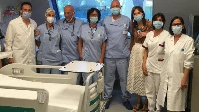 Il primario Stefano Buzzigoli (terzo da sinistra) nell’ultima foto con i colleghi dell’ospedale