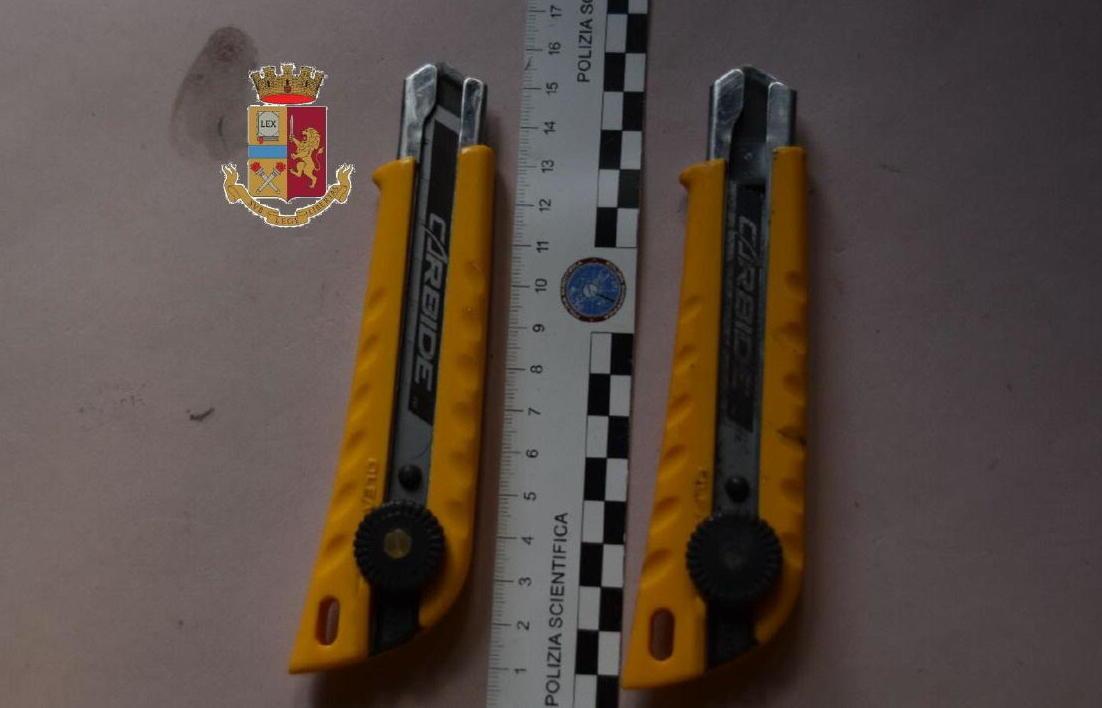 I due trincetti sequestrati al badante cingalese accusato di lesioni aggravate e stalking