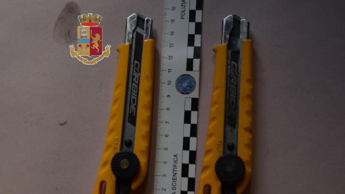 I due trincetti sequestrati al badante cingalese accusato di lesioni aggravate e stalking