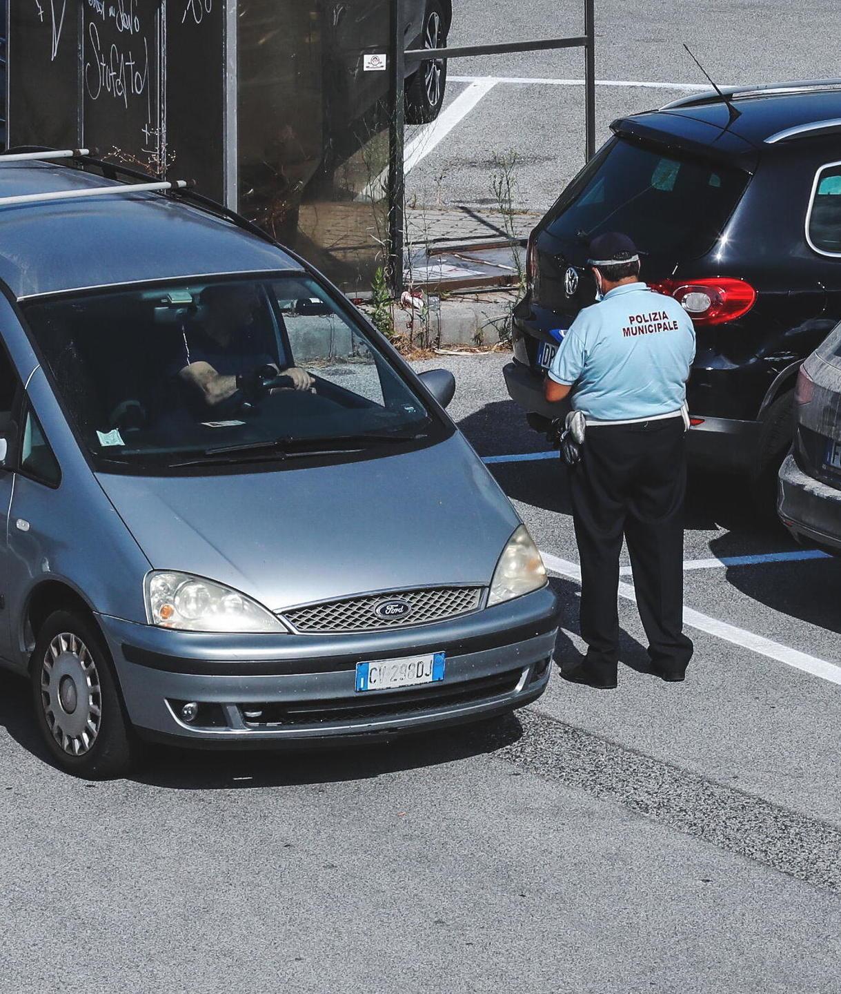 Stretta sui parcheggi: «Raffica di controlli e posti bianchi in Ztl entro inizio ottobre» 