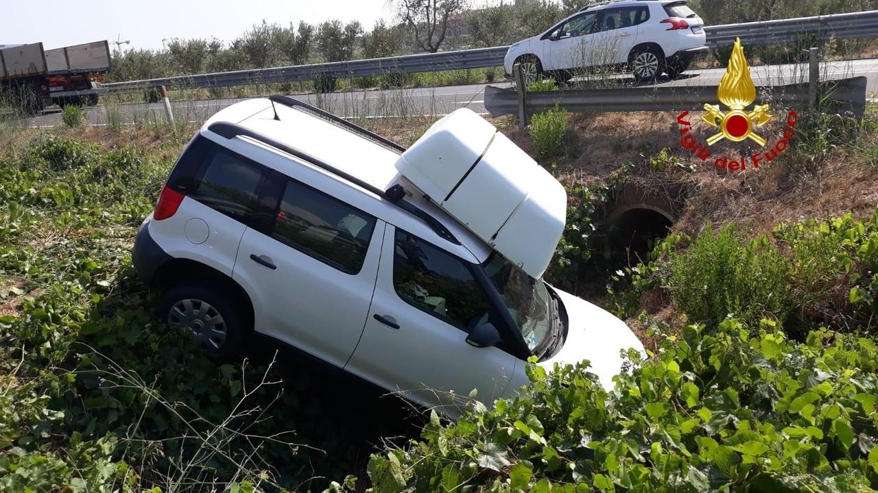 Finisce con l'auto nel fosso, ferita una donna