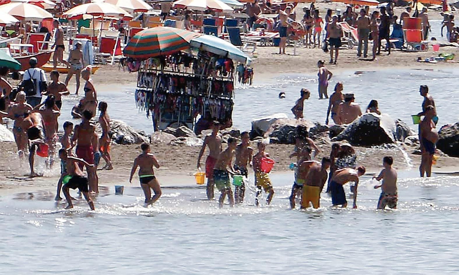 I classici gavettoni di Ferragosto sulle nostre spiagge