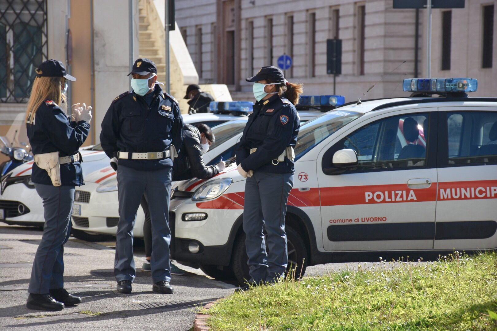 Agenti della polizia municipale di Livorno (foto d'archivio)