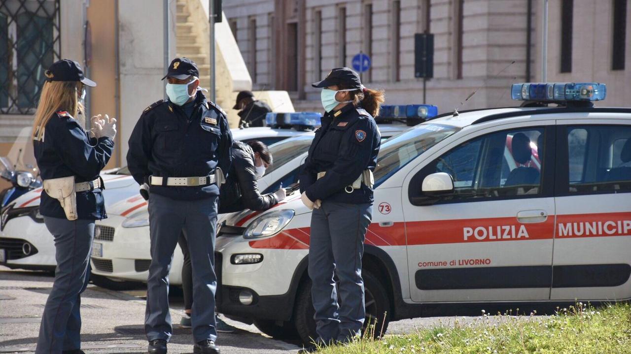 Agenti della polizia municipale di Livorno (foto d'archivio)