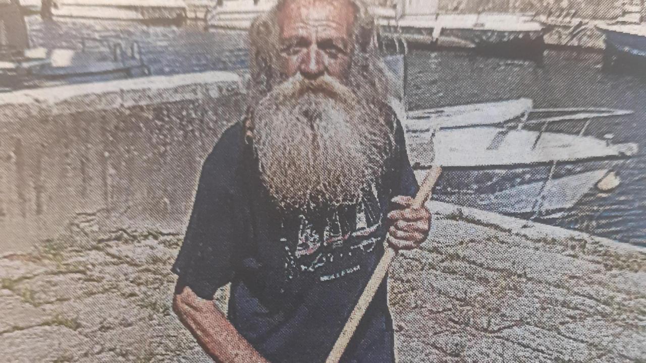 Gian Piero il senzatetto che dà il buon esempio pulendo le strade