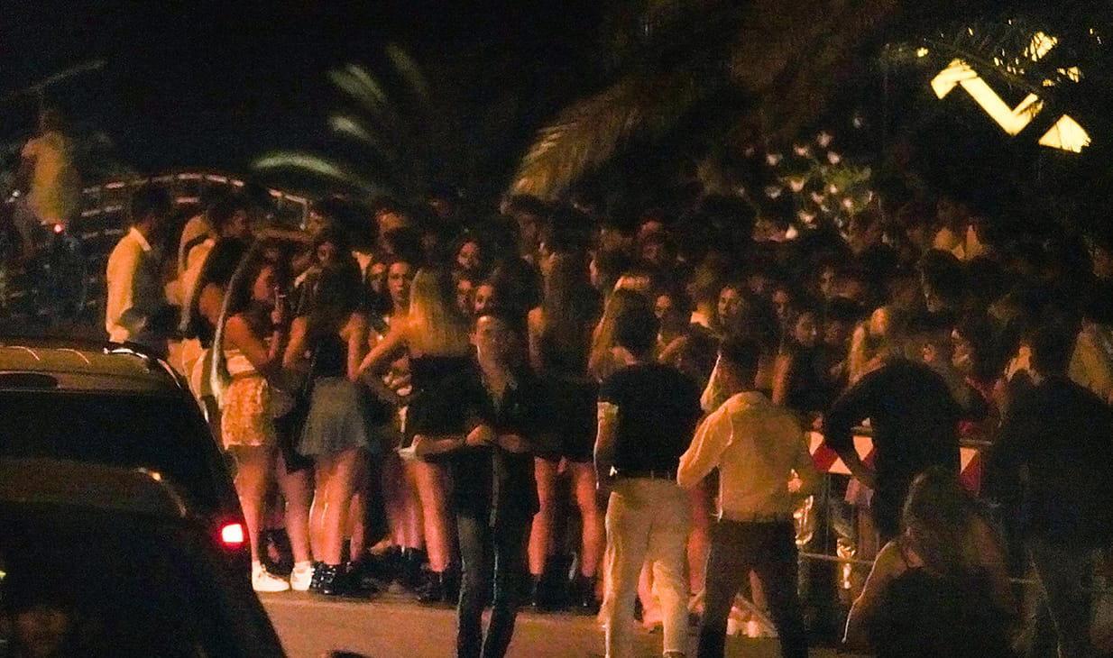 Tutti negativi al Covid gli undici amici andati al Seven con la ragazza contagiata 