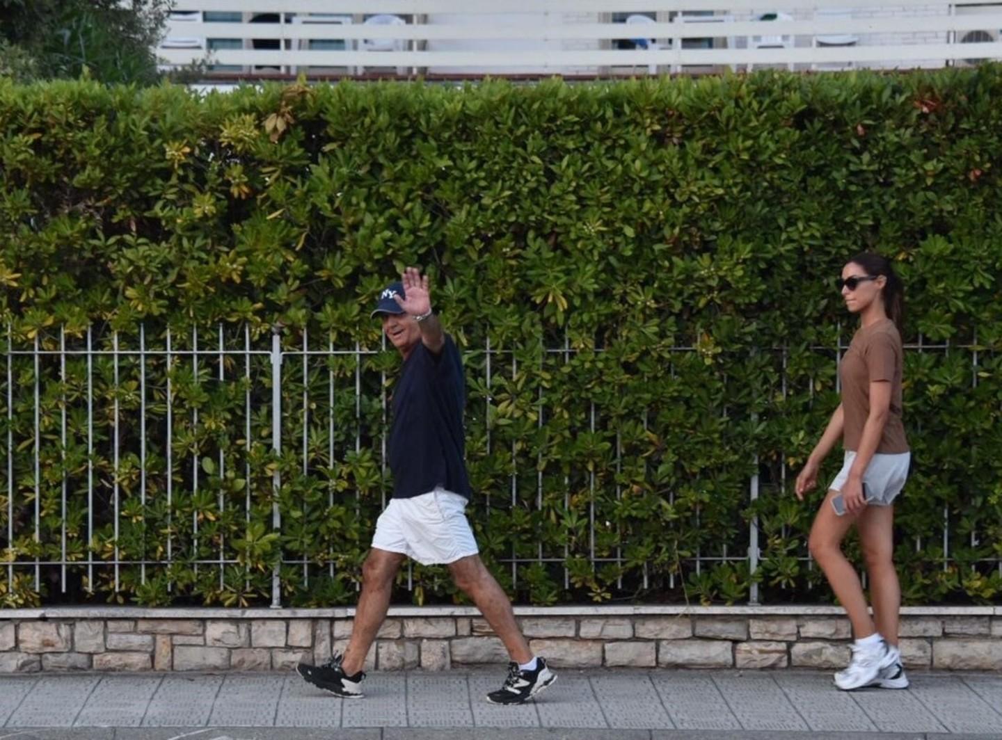 Panariello immortalato a passeggio al Forte