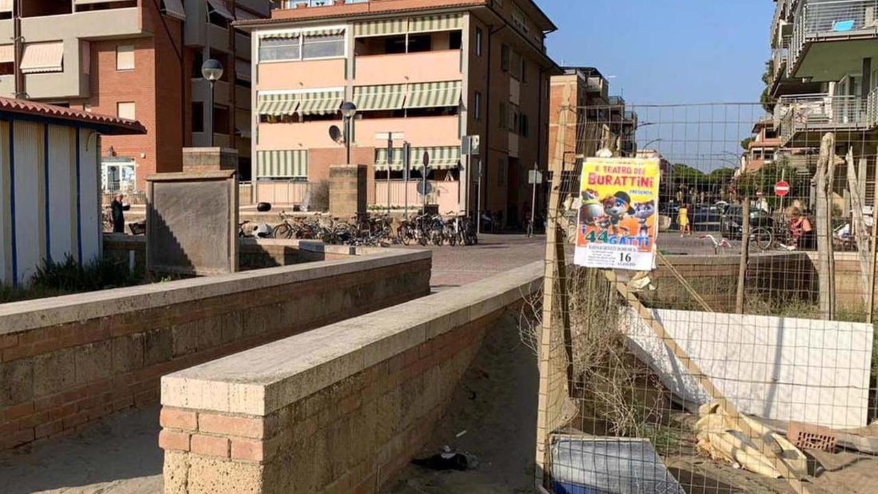 Rifiuti vicino al vialetto