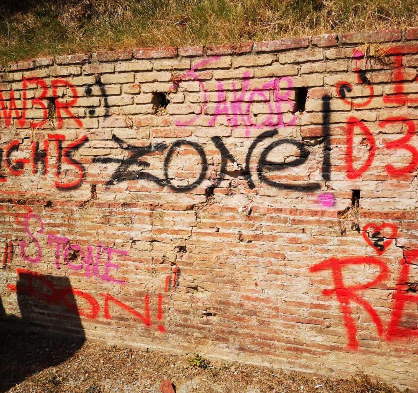 Il Parco Corsini senza pace nuovo raid dei vandali con lo spray