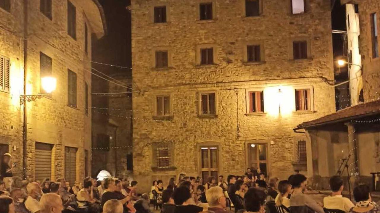 Estate di feste con esperti del divertimento