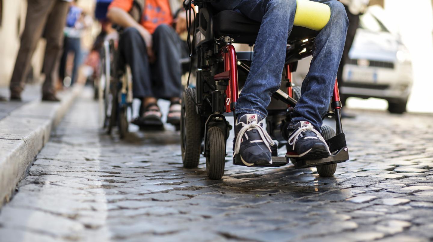«Più gentilezza verso i disabili che entrano in negozi e uffici» 