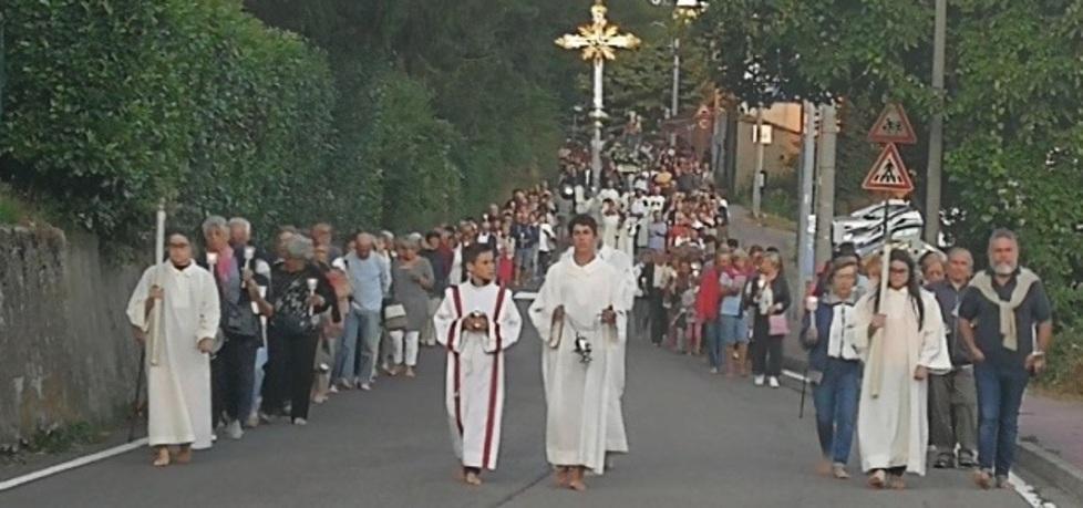 San Michele, processione a piedi scalzi e con il cero in mano