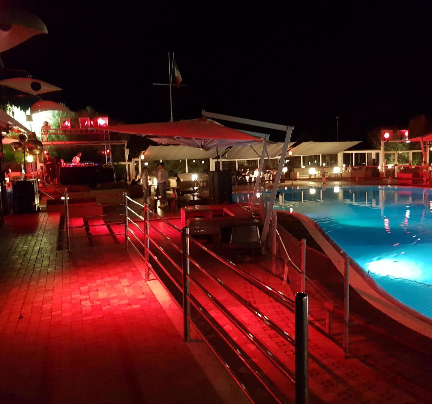 Dopo i contagi Seven Apples quasi vuoto: i ragazzi non vanno allo show di Albertino dj 