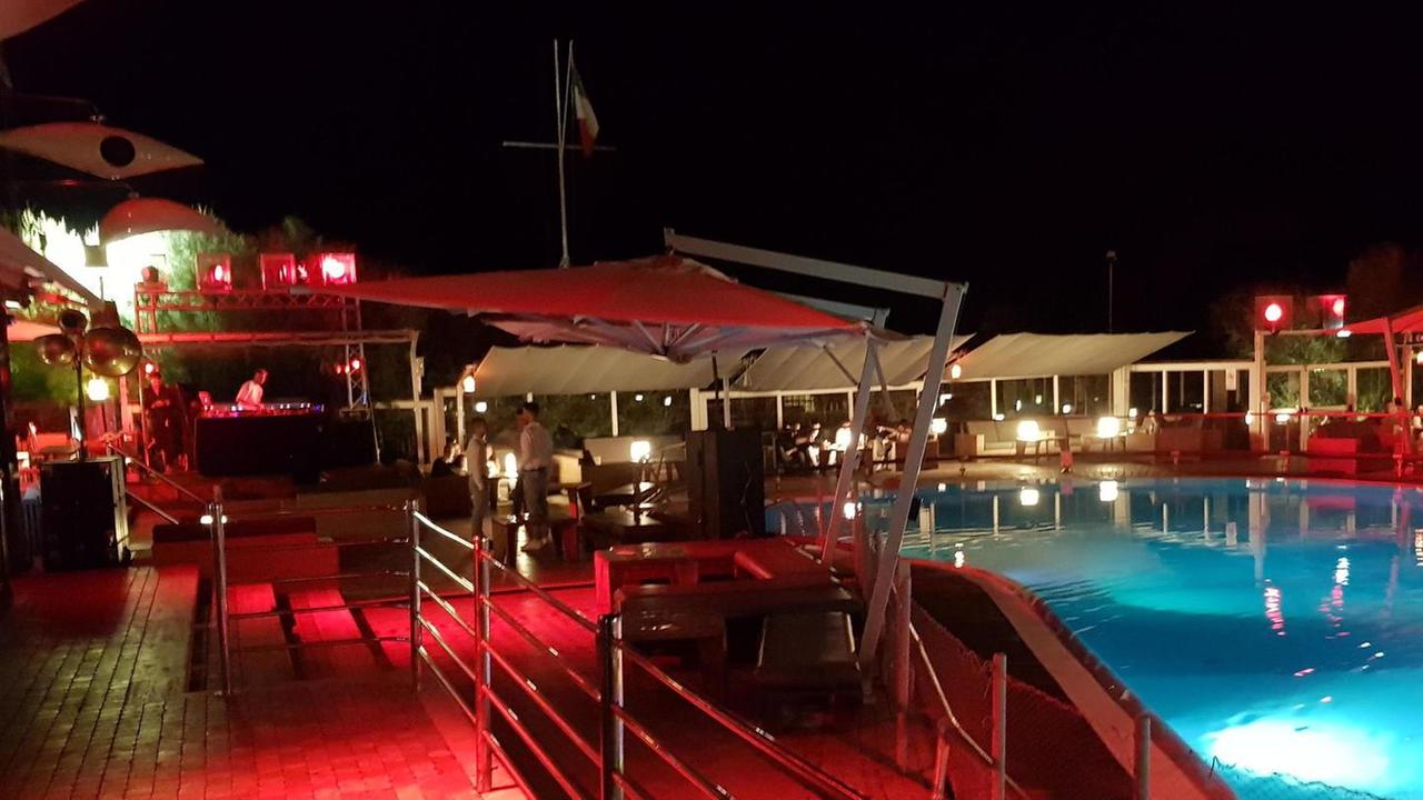 Dopo i contagi Seven Apples quasi vuoto: i ragazzi non vanno allo show di Albertino dj