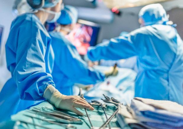 Salvato bambino di 11 anni da un tumore dopo un’operazione di 10 ore con 4 équipe
