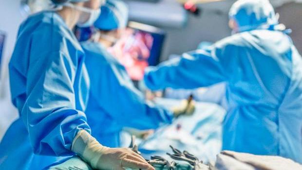 Salvato bambino di 11 anni da un tumore dopo un’operazione di 10 ore con 4 équipe