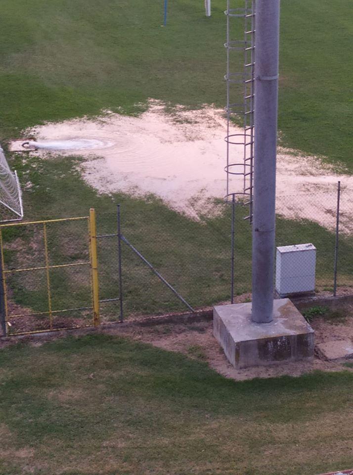 Guasto allo stadio, il terreno di gioco si allaga