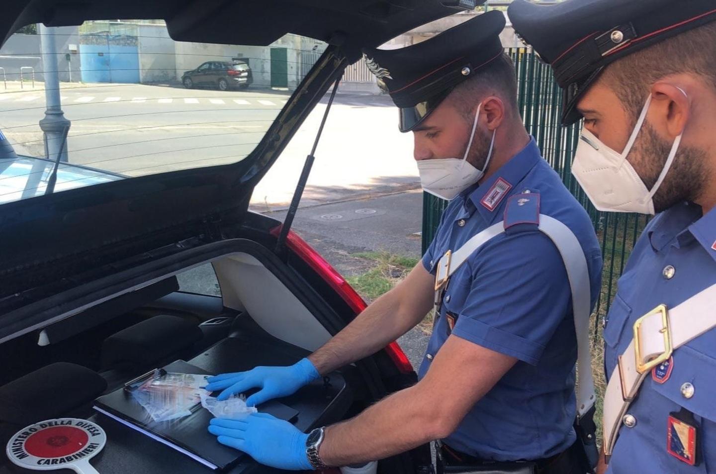 Era ai domiciliari, spacciava lo stesso 