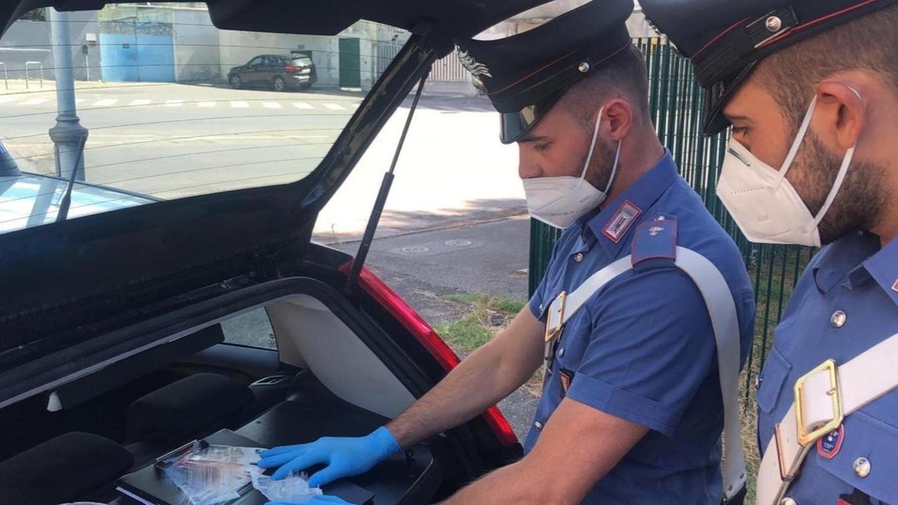 Era ai domiciliari, spacciava lo stesso