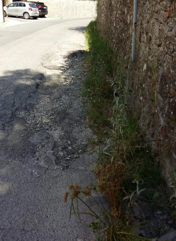 Asfalto da rifare in via S.Antonio Protesta a Lappato 