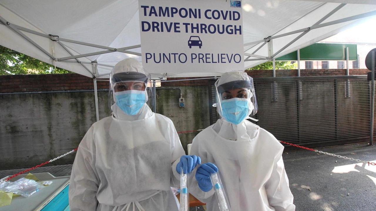 Positivi altri tre ragazzi che erano al Seven Oggi e domani si faranno 1.000 tamponi