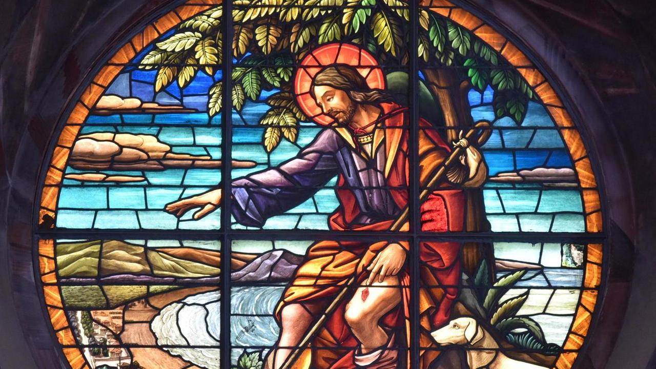 San Rocco raffigurato nel rosone della chiesa di San Rocco a Marina di Grosseto (foto Agenzia Bf)