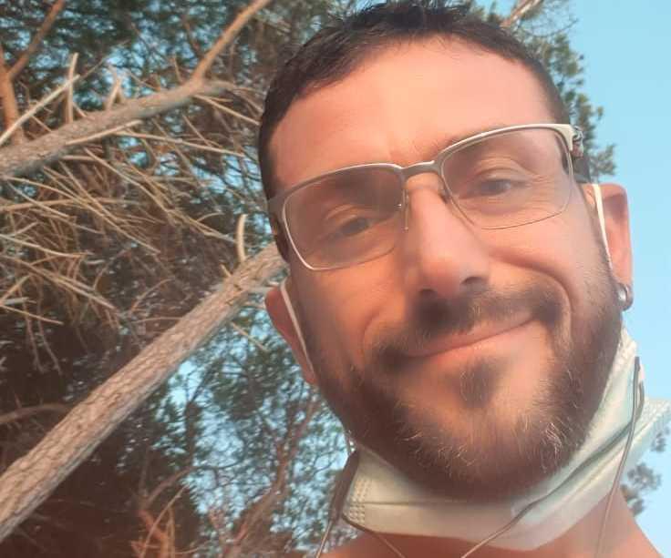 Si armano di guanti e sacchi e tolgono i rifiuti dai fossi 