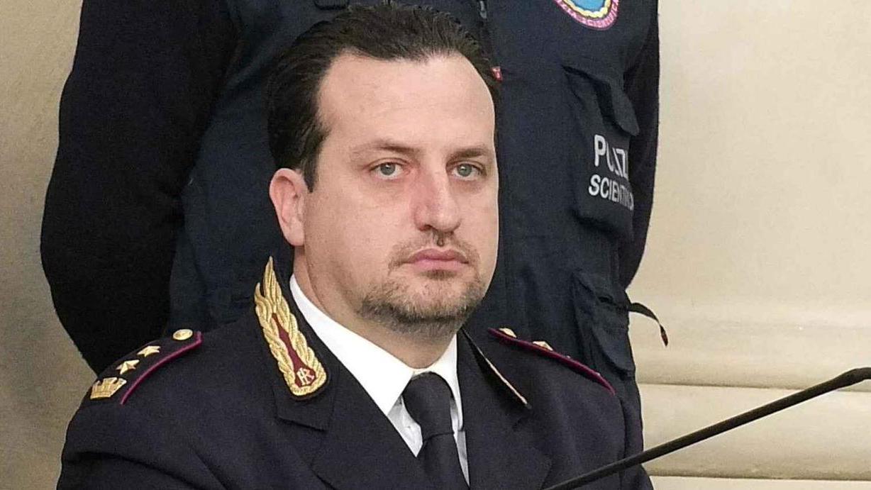 Ladro in fuga bloccato in strada dai clienti di un bar