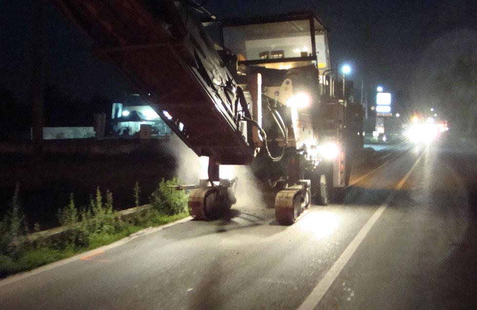 Si rifà l’asfalto di notte