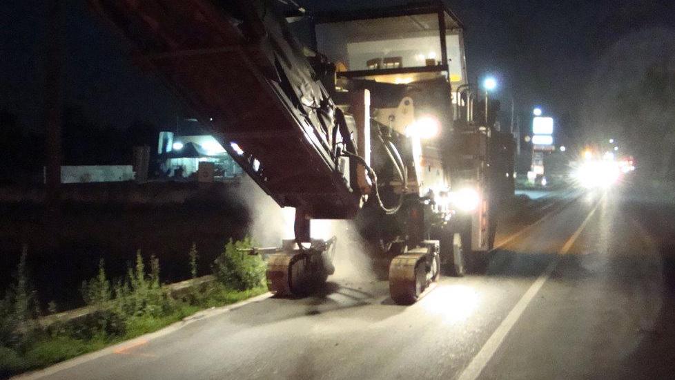 Si rifà l’asfalto di notte