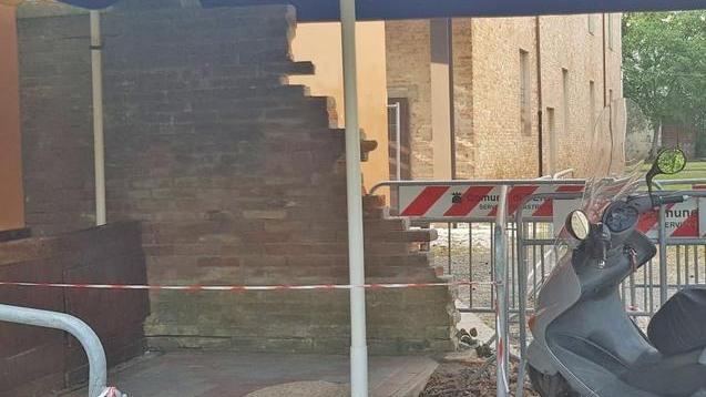 Dopo il crollo il muro è ancora da sistemare