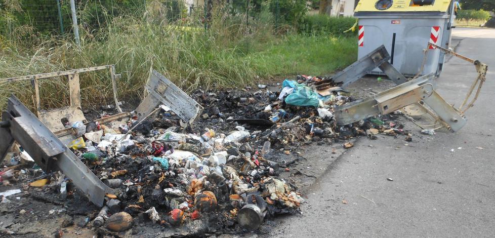 Fiamme e scoppi Rogo distrugge due cassonetti 