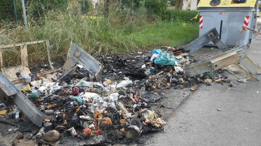 Fiamme e scoppi Rogo distrugge due cassonetti
